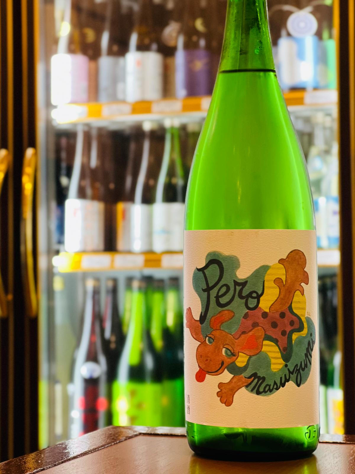 満寿泉 純米吟醸 PERO 火入 1800ml。富山・桝田酒造店が醸す、アルコール度数12度の軽やかな純米吟醸酒。ほのかな甘み、穏やかな酸味が心地よい。コスパに優れた一升瓶サイズ。