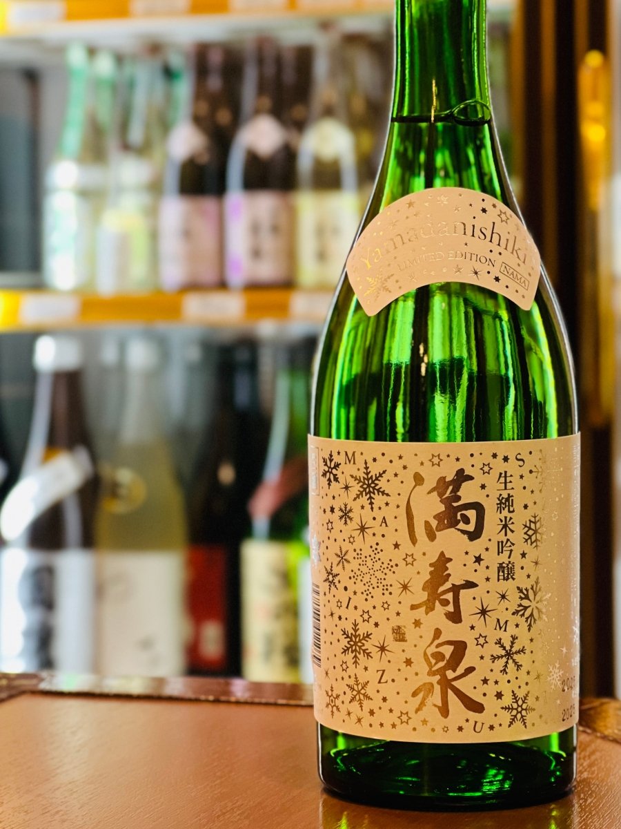 富山・桝田酒造店の限定品「満寿泉（ますいずみ）生純米吟醸 LIMITED EDITION」720ml。雪の結晶が描かれたキラキラしたラベルが特徴の山田錦を使用した生酒です。瑞々しい和梨を思わせる落ち着いた香りと、控えめなガス感が舌をくすぐる、芯の通った凛とした味わい。鯛の昆布締めや長芋の千切りなど、旨味あふれる料理と上品に楽しめる四合瓶サイズです。