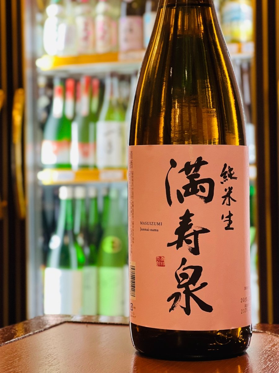「満寿泉 無濾過生原酒 純米酒」のたっぷり楽しめる1800ml。開栓時の元気な音とともに、フレッシュなガス感と芳醇な旨味が広がる、飲み応え抜群の新酒です。爽快なメロンのような香りと、純米酒らしいコクが上品に調和し、焼き鳥（タレ）やカレイの煮付け、すき焼きといった味のしっかりした料理を囲む賑やかな宴席や、じっくり晩酌を堪能したい方に相応しい大容量サイズです。