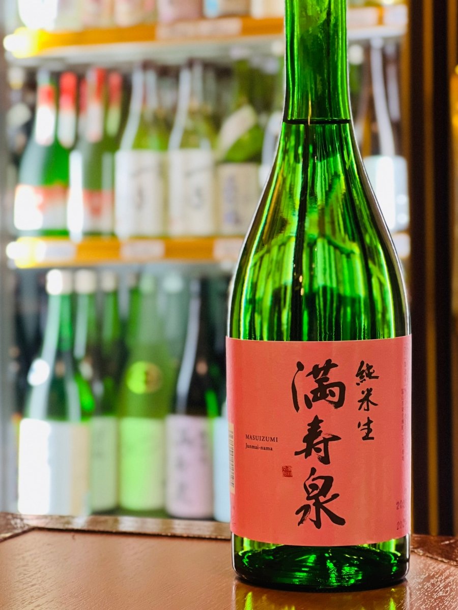 富山・桝田酒造店の「満寿泉（ますいずみ）無濾過生原酒 純米酒」720mlボトル。しぼりたてをそのまま瓶詰めした新酒ならではの「たっぷりとした旨さ」を四合瓶に凝縮しました。イチゴのような爽やかで甘い香りと、つるとろとした滑らかな質感が特徴。冷蔵庫でキンキンに冷やして、かぼちゃ煮やクリームチーズ酒盗和えなど、少し甘みやコクのある家庭料理と共に楽しめる飲みきりサイズです。