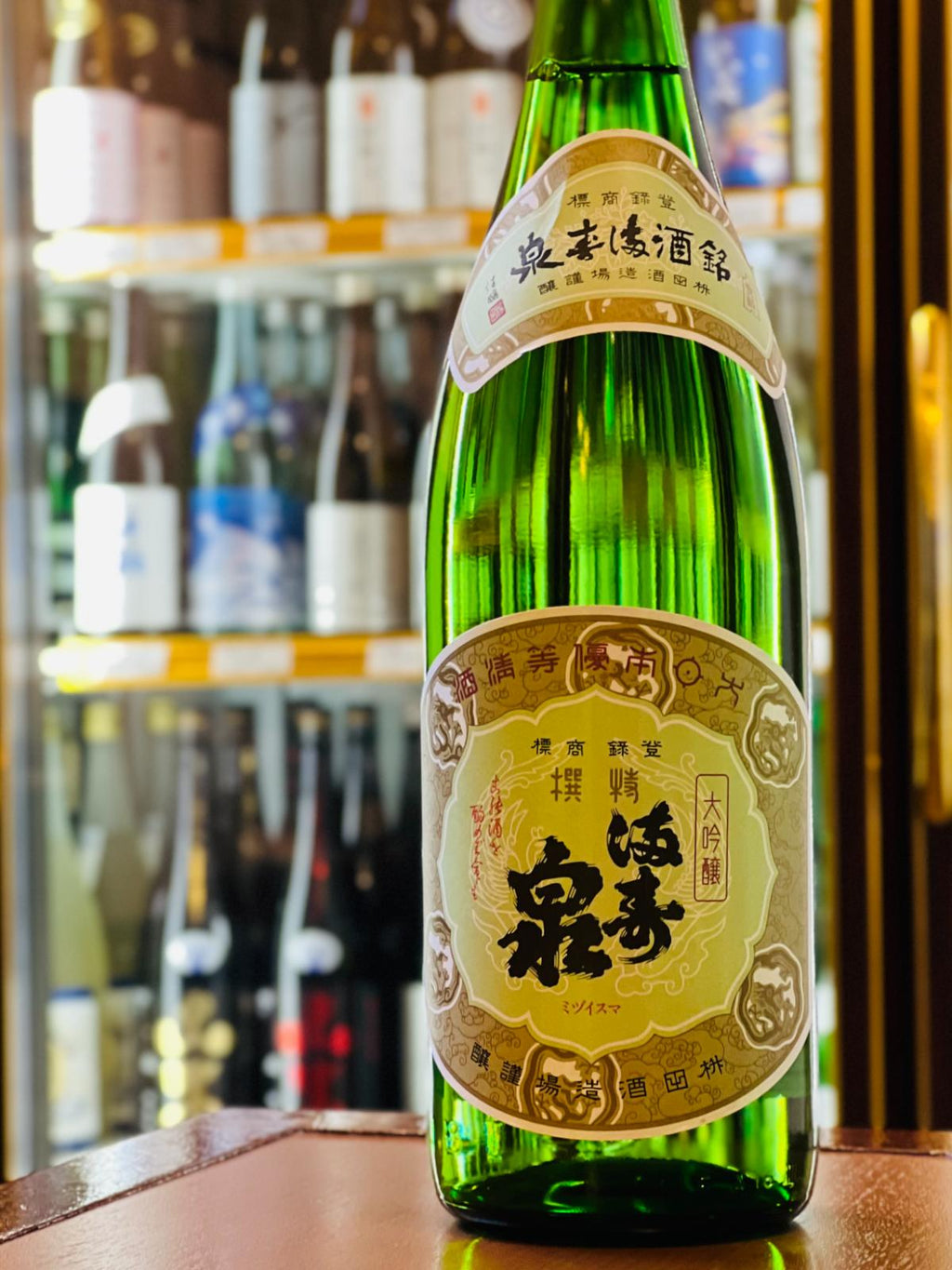 満寿泉 特撰大吟醸 1800ml。上品なバランス辛で爽やかな切れ味を楽しめる、クラシックなラベルが目を引く満寿泉の大看板商品。コスパに優れた大容量・一升瓶サイズ。