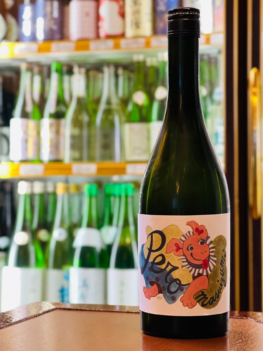 満寿泉Pero純米吟醸生酒の正面ラベル、ポップなイラストが印象的な一本、食卓で楽しめる軽快で飲みやすい日本酒。