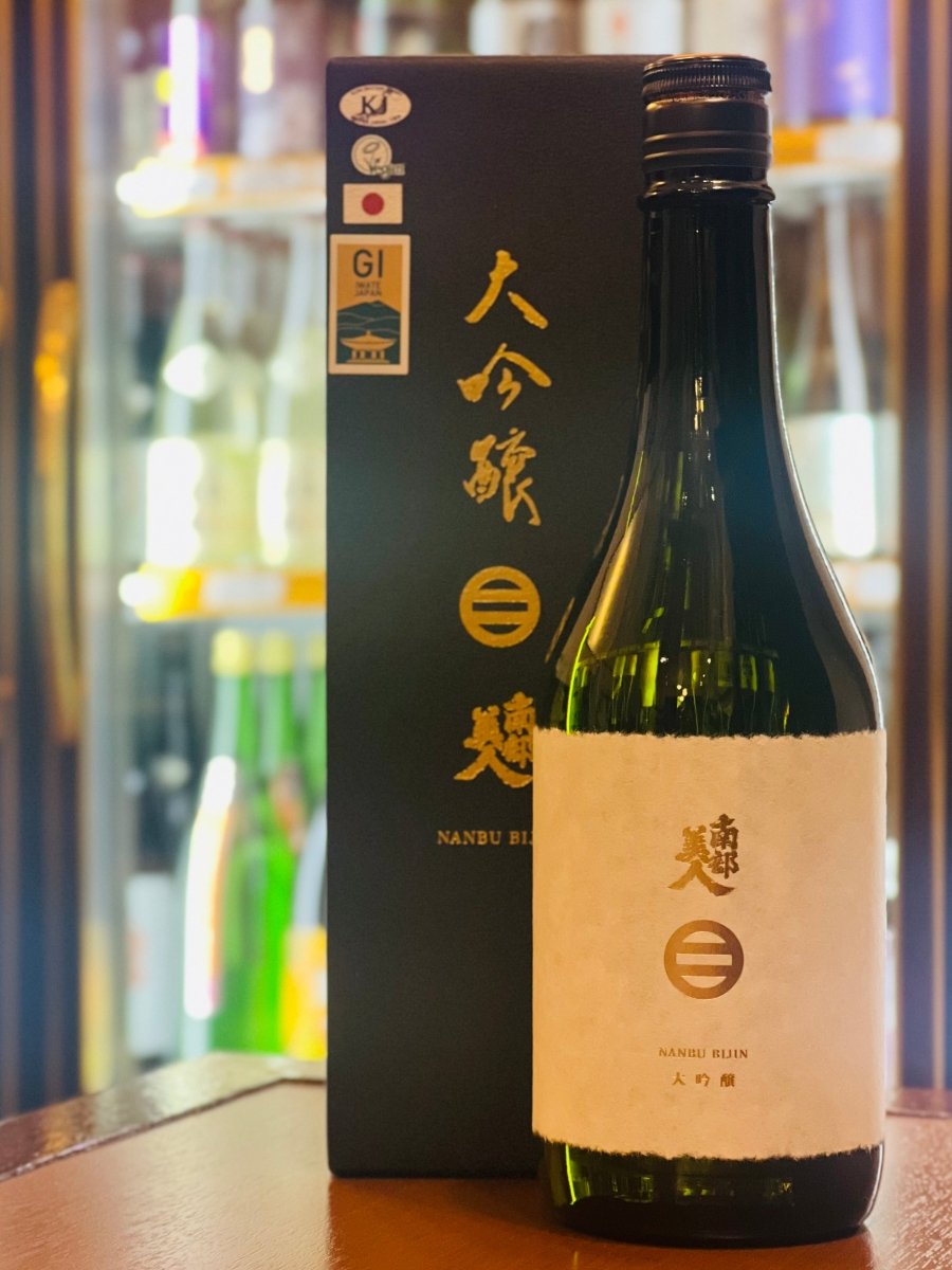 岩手・南部美人の「大吟醸」720ml。力強い金文字が施された黒い化粧箱と、清潔感のある白い和紙ラベルのボトルが並ぶ、格調高い贈答用箱付きのお酒。岩手県産米を精米歩合40％まで磨き、ニューヨークの一流レストランでも提供される世界基準の味わい。しっとりと綺麗な酒質の中に、バナナやカスタードを思わせる華やかな香りと旨みが調和した、ワイングラスで楽しみたい至高の1本です。
