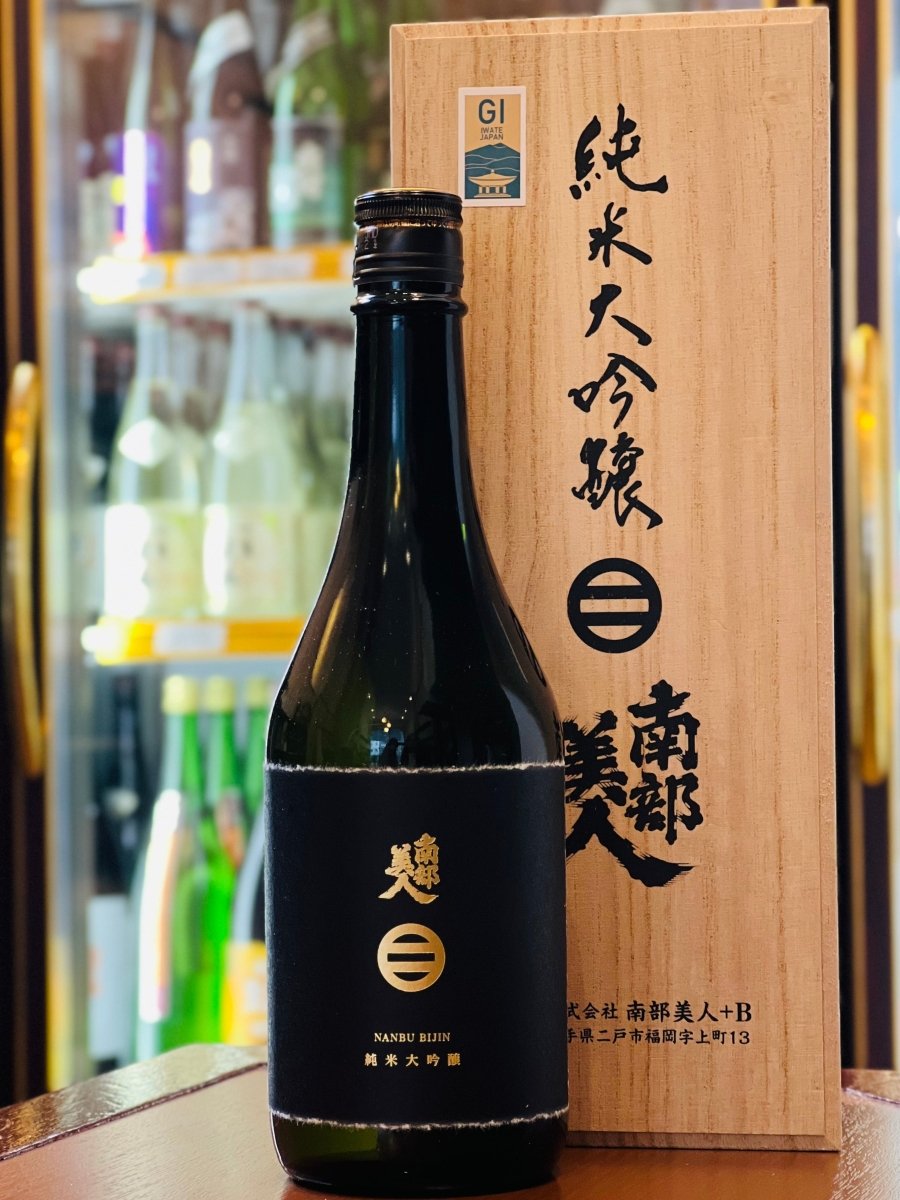 岩手・南部美人の最高峰「純米大吟醸 山田錦 35%」720ml。格式高い桐箱を背景に、黒ラベルに金ロゴが輝くボトルが凛と立つ姿。JAL国際線ファーストクラス機内酒にも採用された実績を持ち、蜜たっぷりの林檎や熟した洋梨のようなゴージャスな香りが漂います。山田錦を精米歩合35％まで磨き上げた濃密で奥行きのある味わいは、まさに南部美人ブランドの頂点を極める大迫力の1本です。