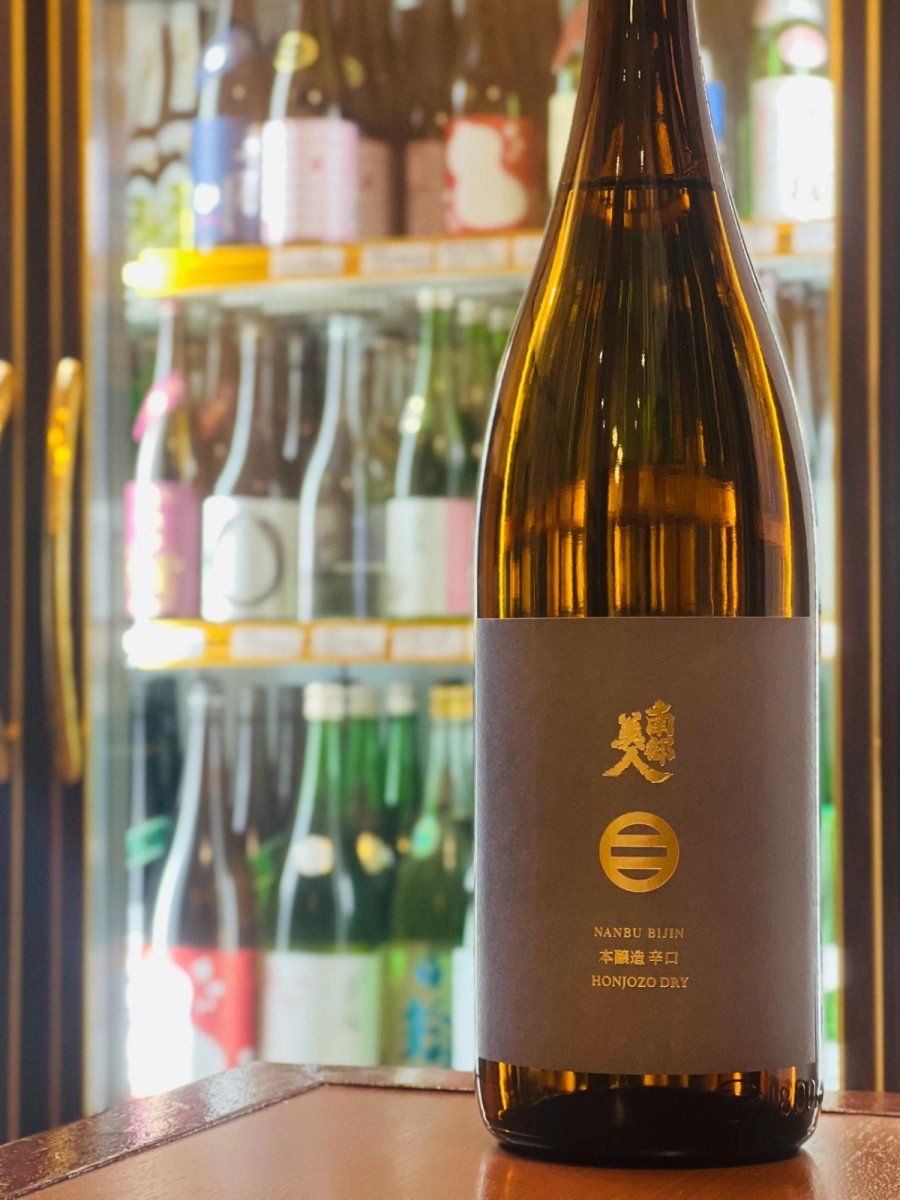 南部美人 本醸造辛口 1800ml 一升瓶、落ち着いたデザインのラベルが印象的な定番辛口酒。