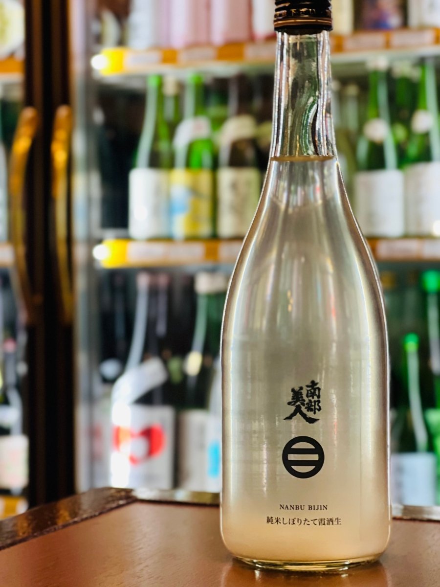 南部美人 純米しぼりたて霞酒生 720ml。やわらかな濁りと果実感のある味わいで、食卓で気軽に楽しめる一本。自宅での食事や晩酌にちょうど良いサイズ。