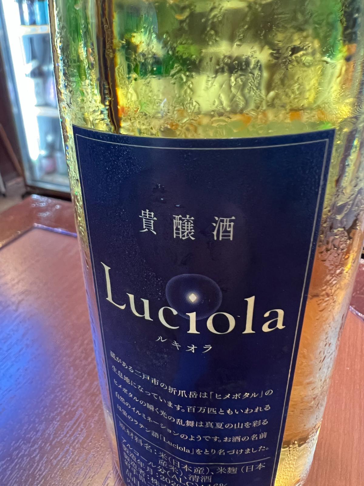 南部美人 Luciola 貴醸酒の正面ラベル接写。「貴醸酒」「Luciola（ルキオラ）」の表記と、ヒメボタルをイメージした光の意匠が描かれたラベル。岩手県二戸市・南部美人が手がける500mlの貴醸酒。