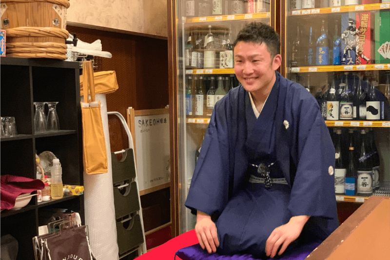 定期開催される「酒逢角打ち落語会」の様子。落語を鑑賞しながら日本酒を楽しみ、終演後は落語家を囲んで乾杯できる人気イベント。