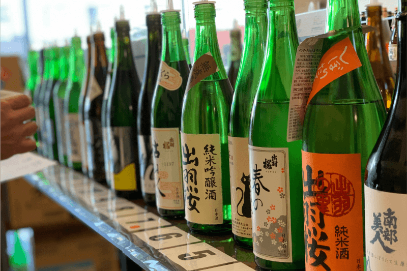 定期的に開催する酒逢試飲会に並ぶ季節の日本酒ボトル