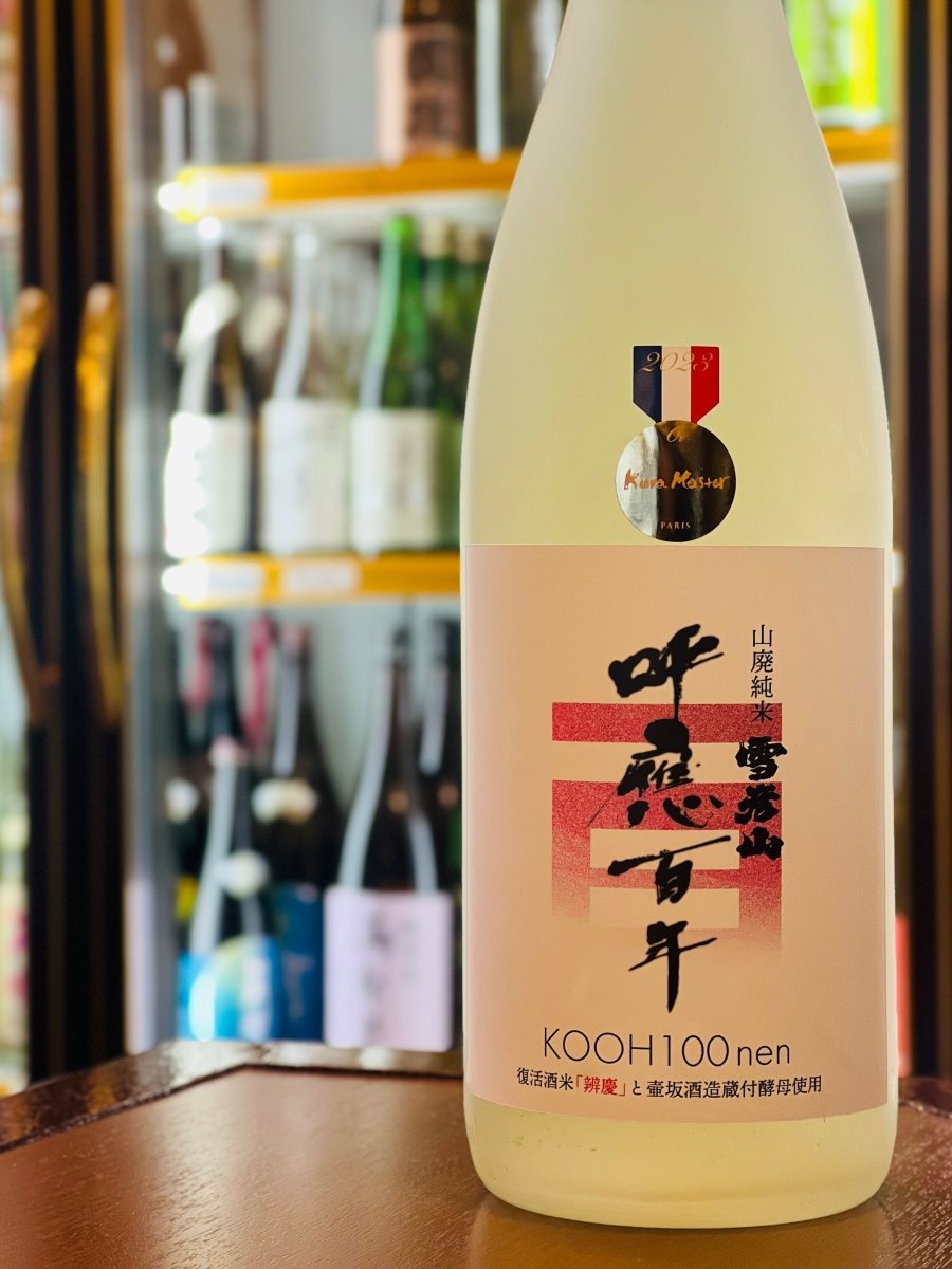 「雪彦山 山廃純米 呼應100年」のたっぷり楽しめる1800ml。全国燗酒コンテストで連覇を誇る実力派で、お燗にすると「焼き芋のような甘い香り」が広がり、より柔らかく丸みのある味わいへと変化します。とんこつ鍋やいわしの梅煮など、旨味の強い料理を囲む賑やかな宴席や、100年前の製法に思いを馳せながらじっくり晩酌を堪能したい方に相応しい大容量サイズです。