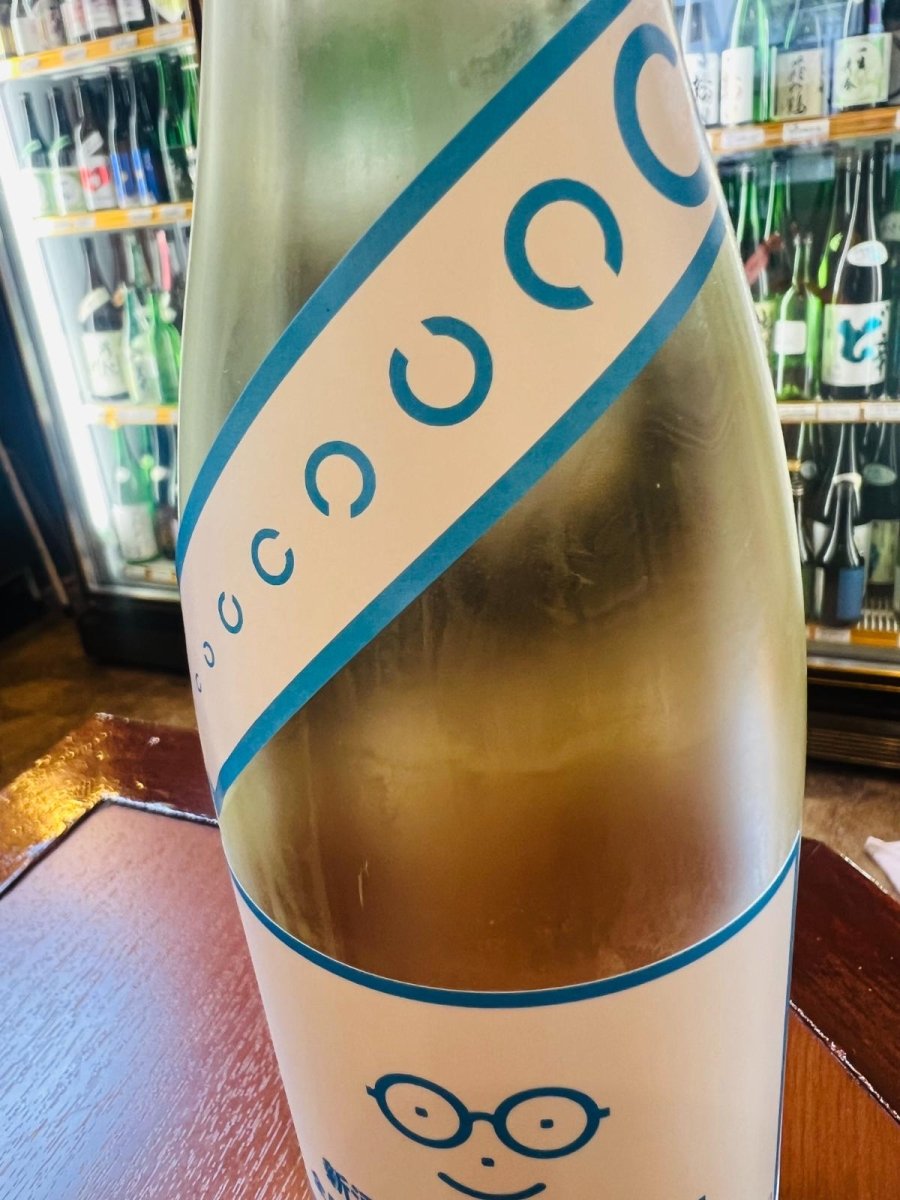 新酒の生メガネ専用（萩の鶴）ボトル首ラベル 視力検査表をモチーフにしたデザインのディテール写真