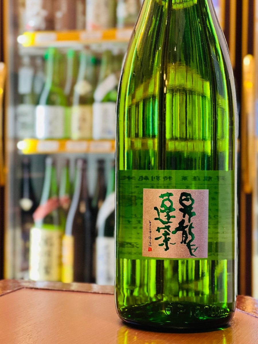 お燗で本領を発揮する、大矢孝酒造の「昇龍蓬莱 特別純米」1800ml。温めることでカラメルのような芳醇な香りが引き立ち、口当たりはより軽やかに、旨みと酸味が心地よく調和します。レバニラ炒めや海鮮鍋、赤魚の粕漬け焼きといった、しっかりした味付けの料理とも相性抜群。寒い冬の集まりの席で、杯が止まらなくなる「最高のお燗酒」を存分に堪能できる一升瓶。