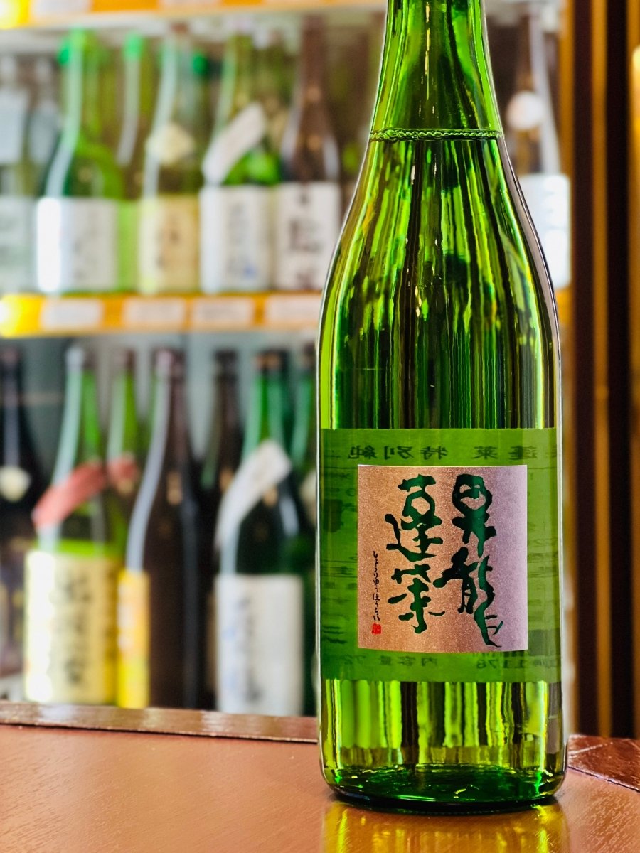 神奈川・大矢孝酒造の「昇龍蓬莱（しょうりゅうほうらい）特別純米」720ml。シリーズの原点といえる一本で、熟した柑橘や上品なカラメルを思わせる円熟した香りが特徴です。常温では「さらさら・つるり」とした軽快な飲み心地を楽しめ、切り干し大根煮や白身魚の昆布締めなど、旨味のある家庭料理に優しく寄り添います。晩酌の食卓で気軽に楽しめる四合瓶サイズです。