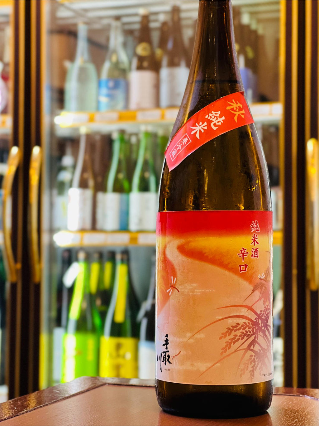 手取川 秋 純米辛口 生詰 1800ml。石川県白山市・吉田酒造店が、麹米に山田錦、掛米に石川門を使用し、ともに60％まで磨いて醸す秋限定の純米辛口。秋上がりの生詰ならではの、なめらかな口当たりと心地よい旨味を楽しめる。コスパに優れた一升瓶サイズ。