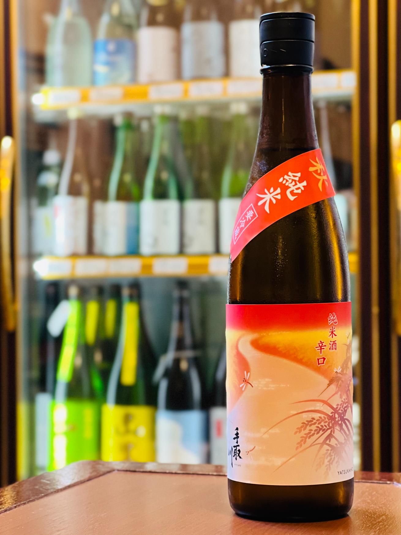 手取川 秋 純米辛口 生詰 720ml。石川県白山市・吉田酒造店が、麹米に山田錦、掛米に石川門を使用し、ともに60％まで磨いて醸す秋限定の純米辛口。秋上がりの生詰ならではの、なめらかな口当たりと心地よい旨味を楽しめる。自宅で楽しめる四合瓶サイズ。