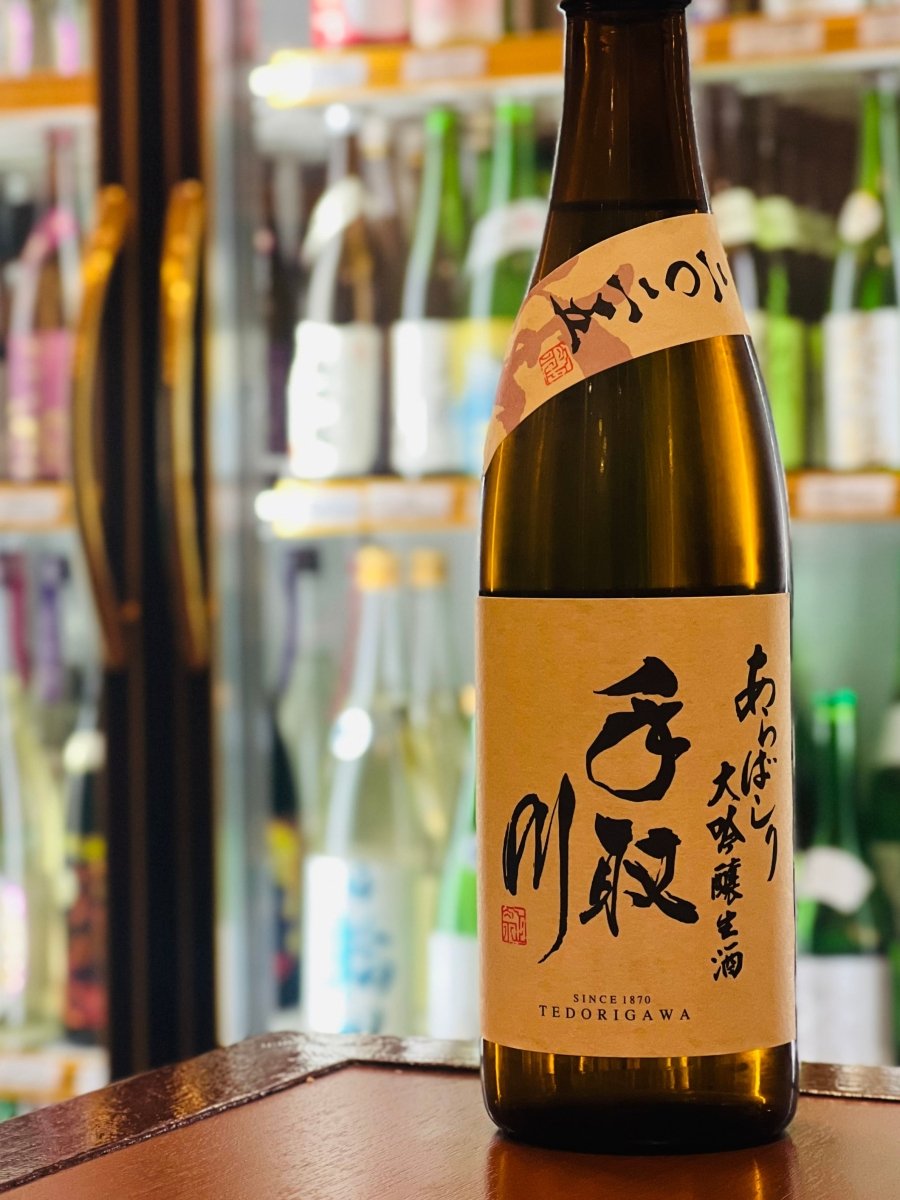 手取川 あらばしり 大吟醸 生酒 720ml。スタイリッシュな四合瓶に、特徴的な桃色の斜めラベルが映える、冷蔵庫に収まりの良いボトルサイズ。