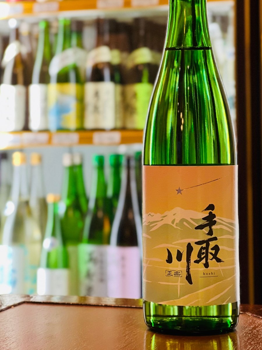 石川県・吉田酒造店の手取川 大吟醸 hoshi 720ml。林檎を思わせる香りと優しい口当たりが楽しめる、食卓向けの上品で飲みやすい大吟醸。店内の冷蔵ケース前で撮影した商品写真。
