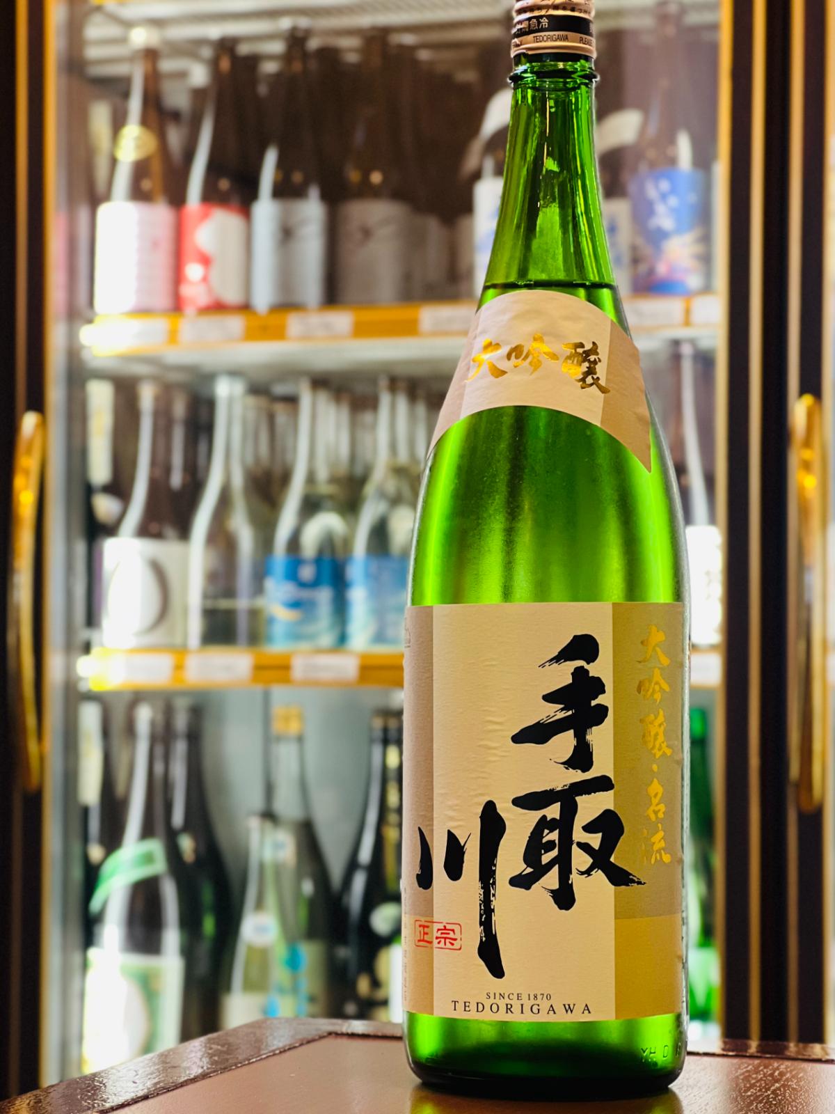 手取川 大吟醸 名流 1800mlの瓶単体画像。なめらかな口当たりと儚く消える余韻が魅力の、贈答やみんなで楽しむ場にも向く大容量の大吟醸。