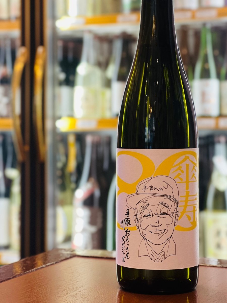 石川・吉田酒造店を44年支えてきた前杜氏の傘寿を祝う限定酒「手取川（てどりがわ）大吟醸 おやっさんスペシャル」720ml。杜氏時代の秘蔵出品酒を特別に蔵出しした、熟した和梨や葡萄を思わせる「美しく枯れた香り」が特徴です。精米歩合40％の贅沢な造りによる、お上品なまとまりと抜群のキレ。鯛の刺身や寿司など、淡白な和食に優しく寄り添う高級感あふれる四合瓶サイズです。