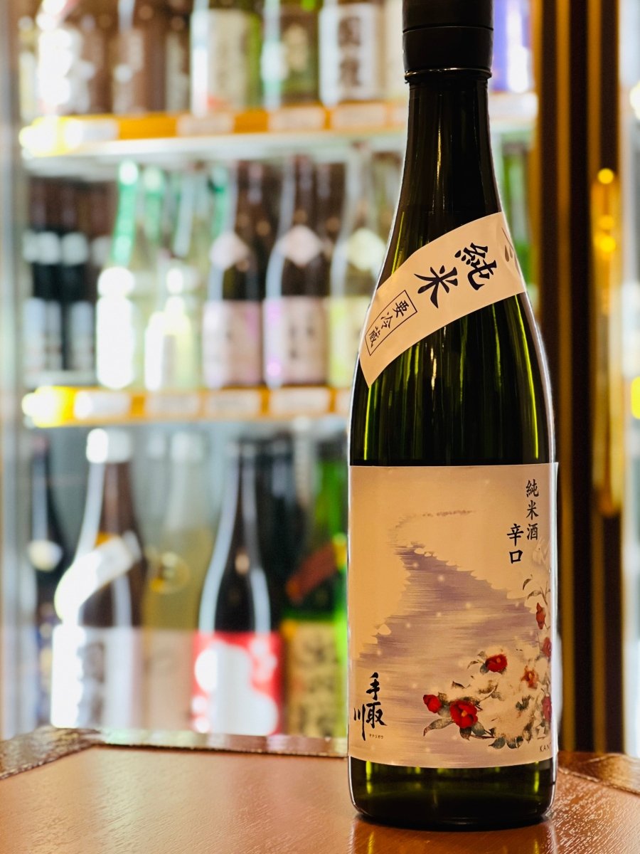 石川・吉田酒造店の四季シリーズ「手取川 冬純米 寒椿 辛口生酒」720ml。雪のように綺麗で瑞々しい甘みと、寒椿のように鮮明なキレが共存する純米生原酒です。青林檎のような爽やかな香りと、アルコール14度の軽快な飲み心地、お上品なガス感が特徴。茄子の煮びたしや焼き鳥（塩）など、淡白な和食の良さを引き立てる「バランス秀逸過ぎる辛口」を楽しめる四合瓶サイズです。