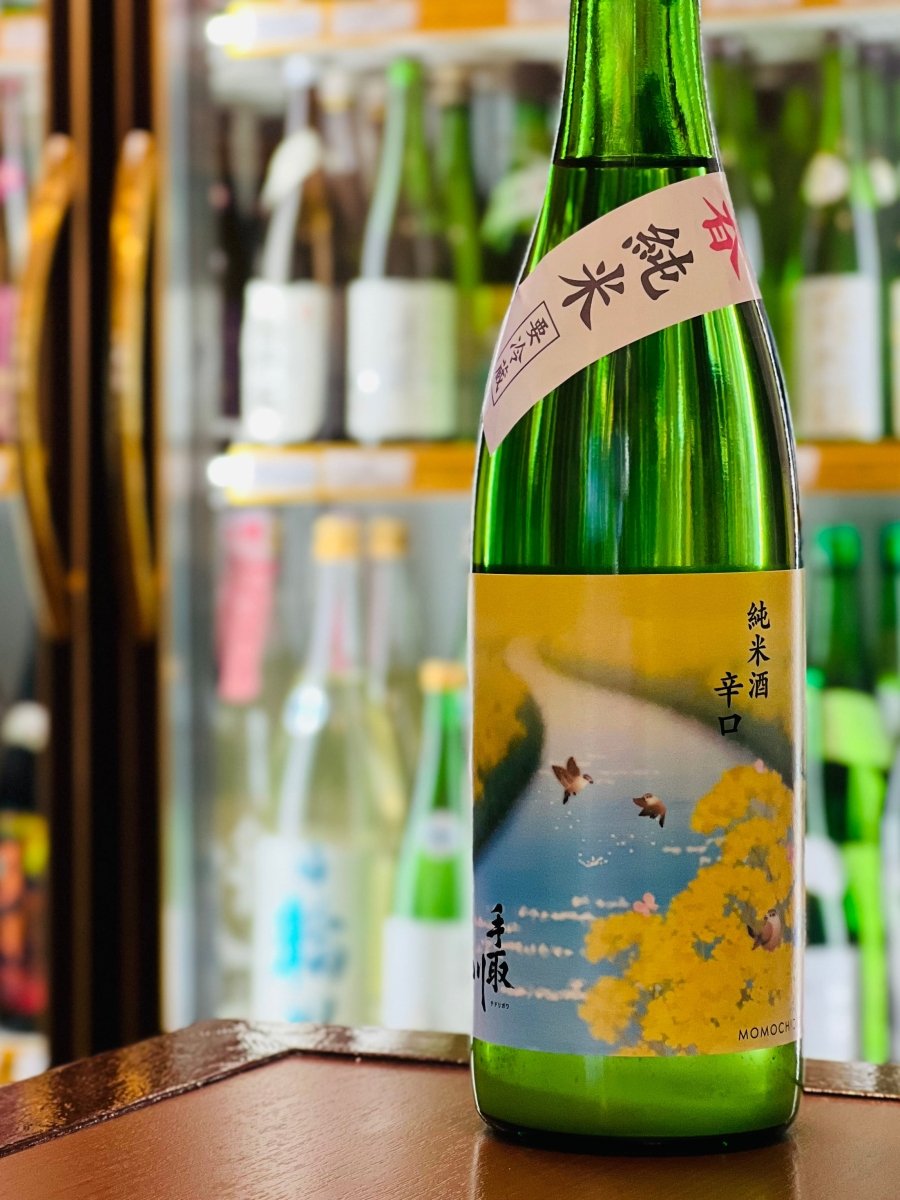 石川県・吉田酒造店が醸す春の限定酒「手取川 春 純米辛口 生酒うすにごり」720ml。菜の花と小鳥が描かれた「百千鳥（ももちどり）」のラベルが食卓を彩ります。爽やかなガス感とジューシーな甘みは、旬の和食とのペアリングにも。冷蔵庫に収まりやすい四合瓶サイズで、フレッシュな味わいをお楽しみください。