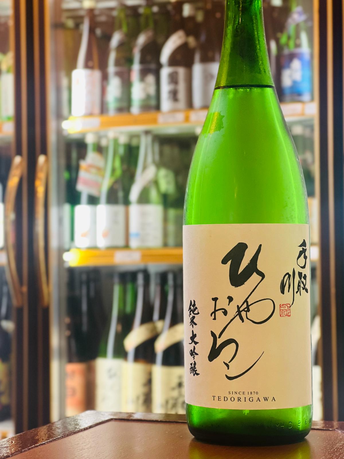 手取川 純米大吟醸 ひやおろし 1800ml。石川県・吉田酒造店が山田錦を精米歩合45％で醸し、ひと夏の低温熟成を経て飲み頃を迎えた秋季限定の生詰純米大吟醸。円熟した香味をゆったり楽しめる。コスパに優れた一升瓶サイズ。