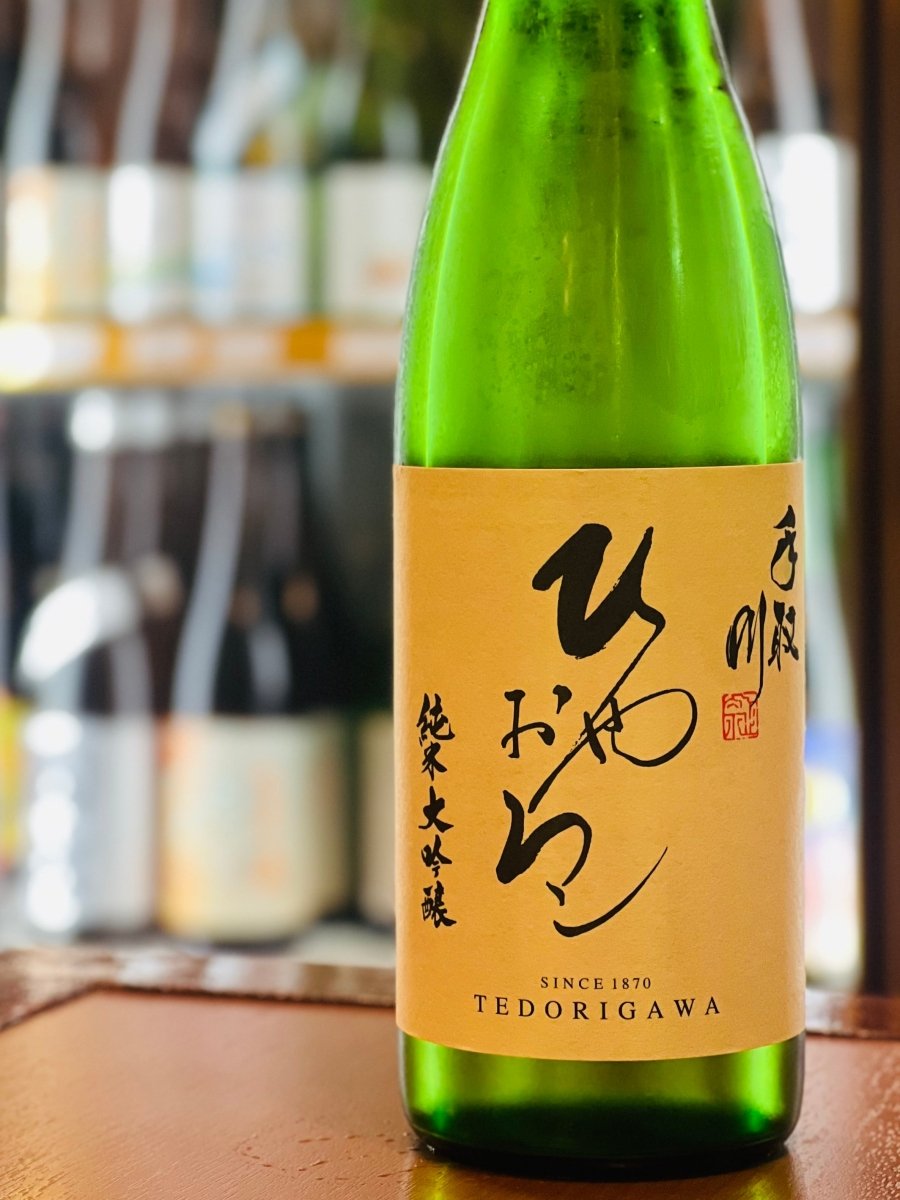 石川・吉田酒造店の秋限定酒「手取川（てどりがわ）純米大吟醸 ひやおろし」720ml。兵庫県産山田錦を45％まで磨き、半年の円熟期間を経て仕上げたお上品な逸品です。高級な洋梨やブドウを思わせる爽やかな香りと、シルクのように滑らかな口当たりが特徴。鯛の昆布締めやつぶ貝の煮付けなど、少し贅沢な酒の肴とじっくり味わいたい四合瓶サイズです。