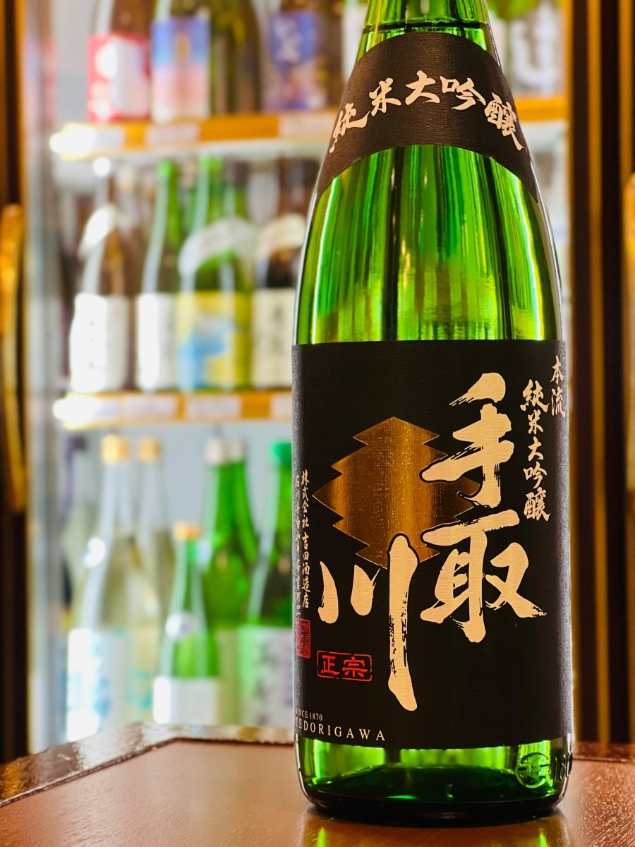 手取川 純米大吟醸 本流 1800ml。食事と合わせてゆっくり楽しめる上品な香りとやわらかな口当たりの酒で、家族や仲間との食卓、飲食店の料理と合わせる日本酒としても活躍する一本。