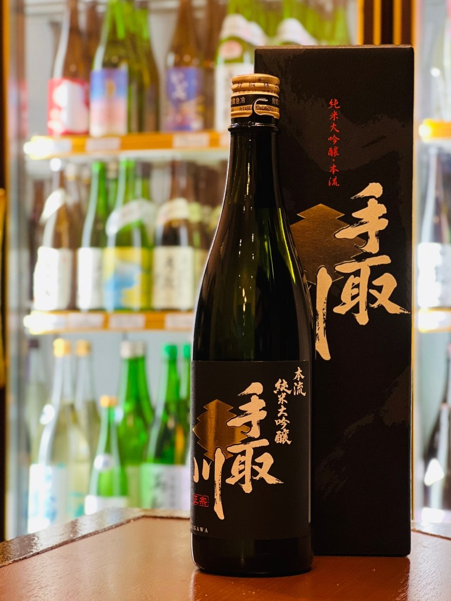 手取川 純米大吟醸 本流 720ml 化粧箱付き 日本酒の瓶と箱の写真。特別な食事や贈り物、ギフトにも、自宅でゆっくり楽しむちょっと贅沢な晩酌にもおすすめの一本。
