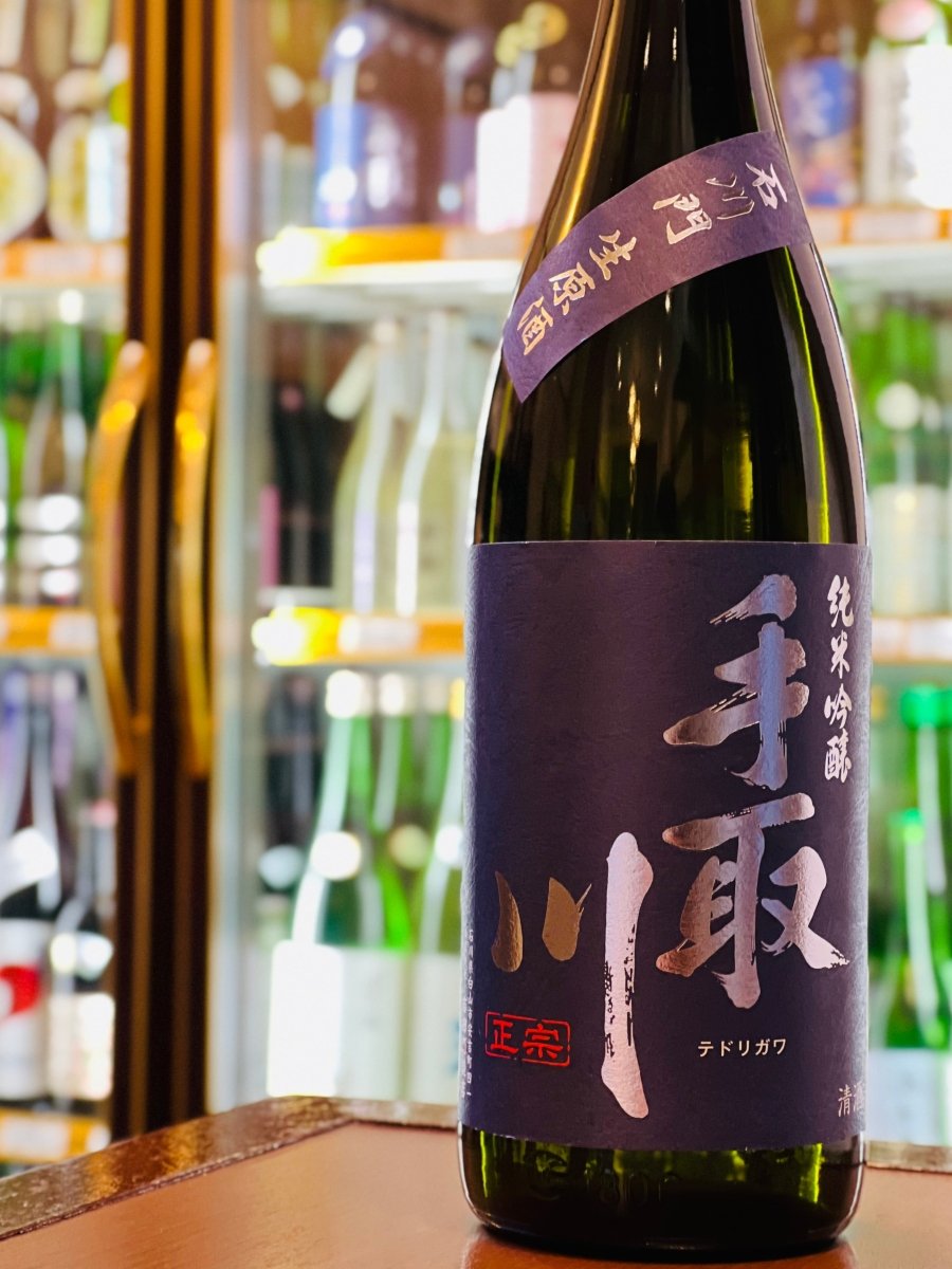 手取川 純米吟醸 石川門 無濾過生原酒 1800ml。フレッシュでジューシーな味わいと軽快な飲み心地をしっかり楽しめる一升瓶サイズ。コスパ良くパーティーや日々の晩酌にもおすすめ。