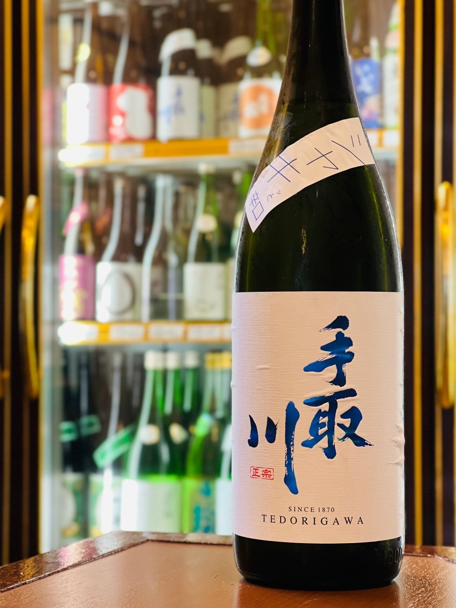 手取川 純米吟醸 生原酒 シャキッと辛口 1800mlのボトル正面。宴会や飲食店用にぴったりお得な一升瓶サイズ。