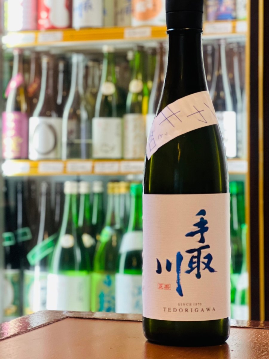 手取川 純米吟醸 生原酒 シャキッと辛口 720mlのボトル正面。ご自宅晩酌用にぴったりの四合瓶サイズ。