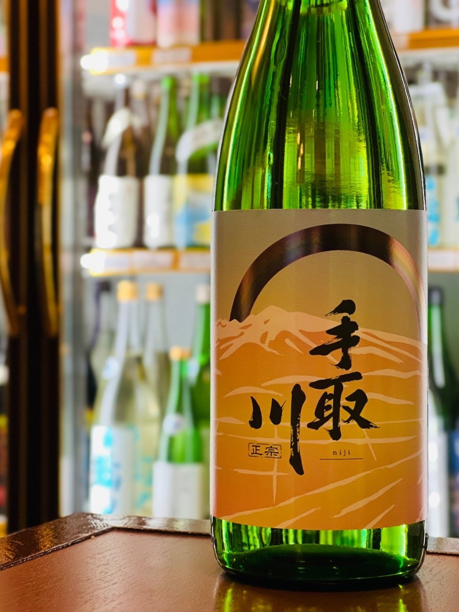 手取川 純米酒 niji 1800ml。一升瓶サイズで楽しめる、林檎を思わせる爽やかな香りと柔らかな旨味が特徴の石川県吉田酒造店の日本酒。和食全般に合わせやすい大容量タイプ。