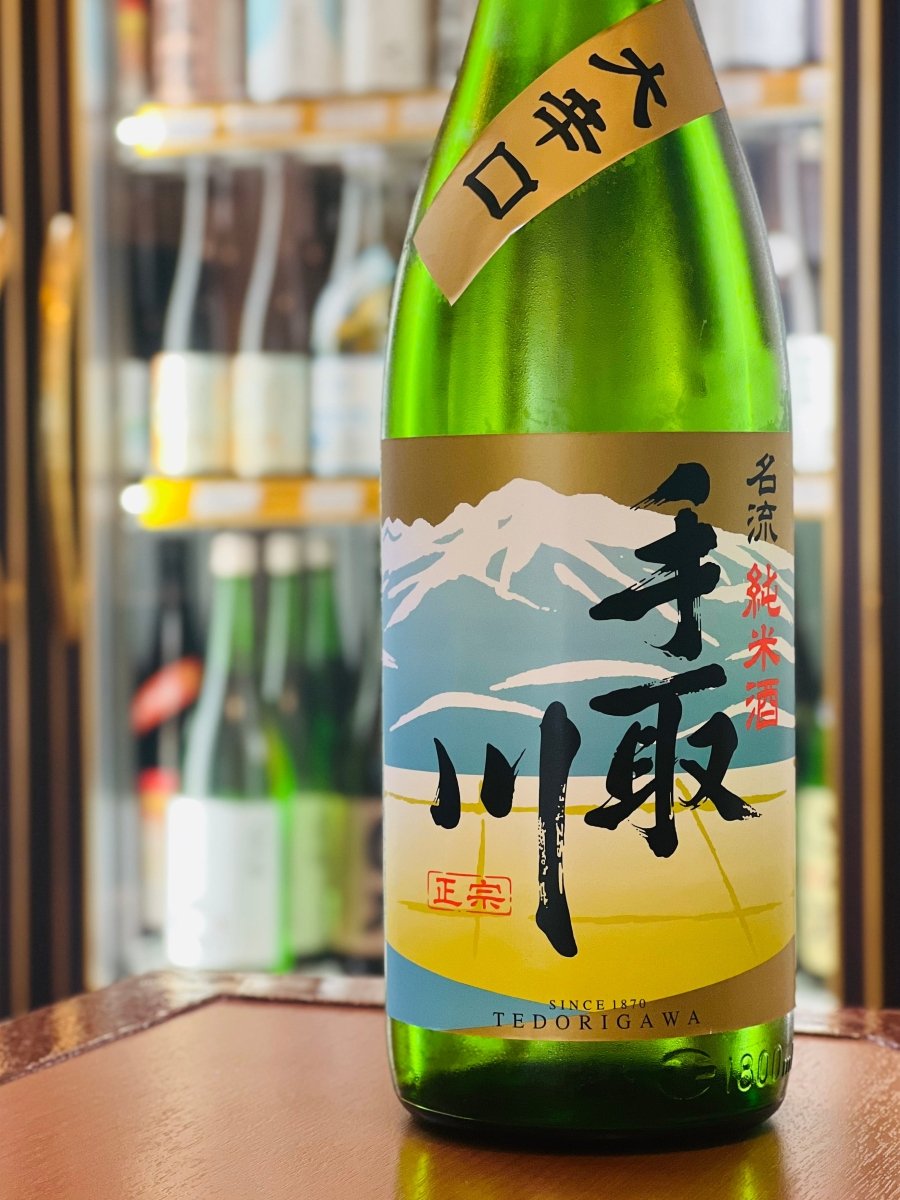 吉田酒造店の定番人気「手取川 名流 大辛口」一升瓶（1800ml）。梨や葡萄を思わせる控えめで上品な香りと、後味に苦味を感じさせない調和の取れたキレ味が魅力です。キリリと冷やして、または常温で。だし巻き玉子やひじき煮など、日々の和食に寄り添う足腰の強い万能食中酒として、圧倒的な支持を得るロングセラーです。