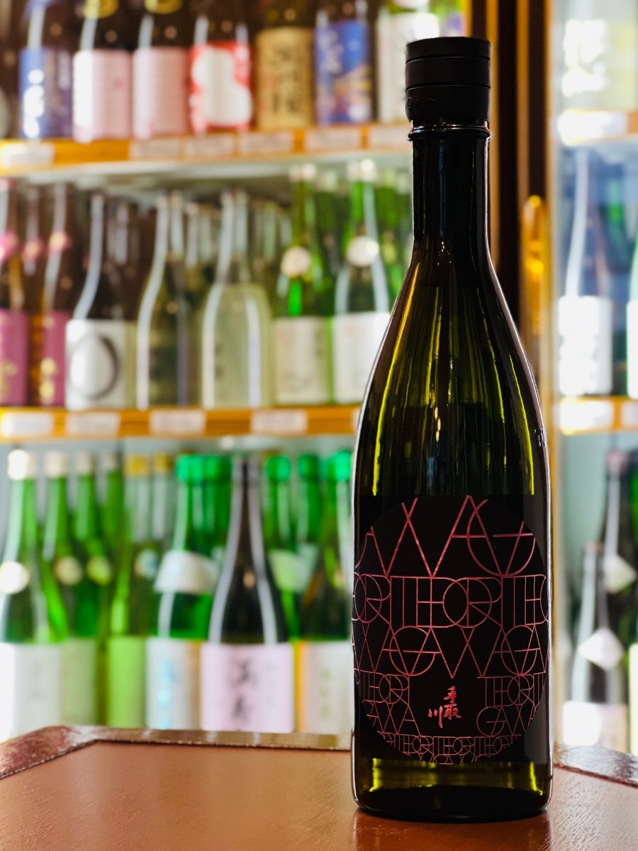 手取川 純米大吟醸 脈 Pinkの正面ラベル。黒地にピンクの幾何学模様が映える、上品さと華やかなを予期させるデザイン。