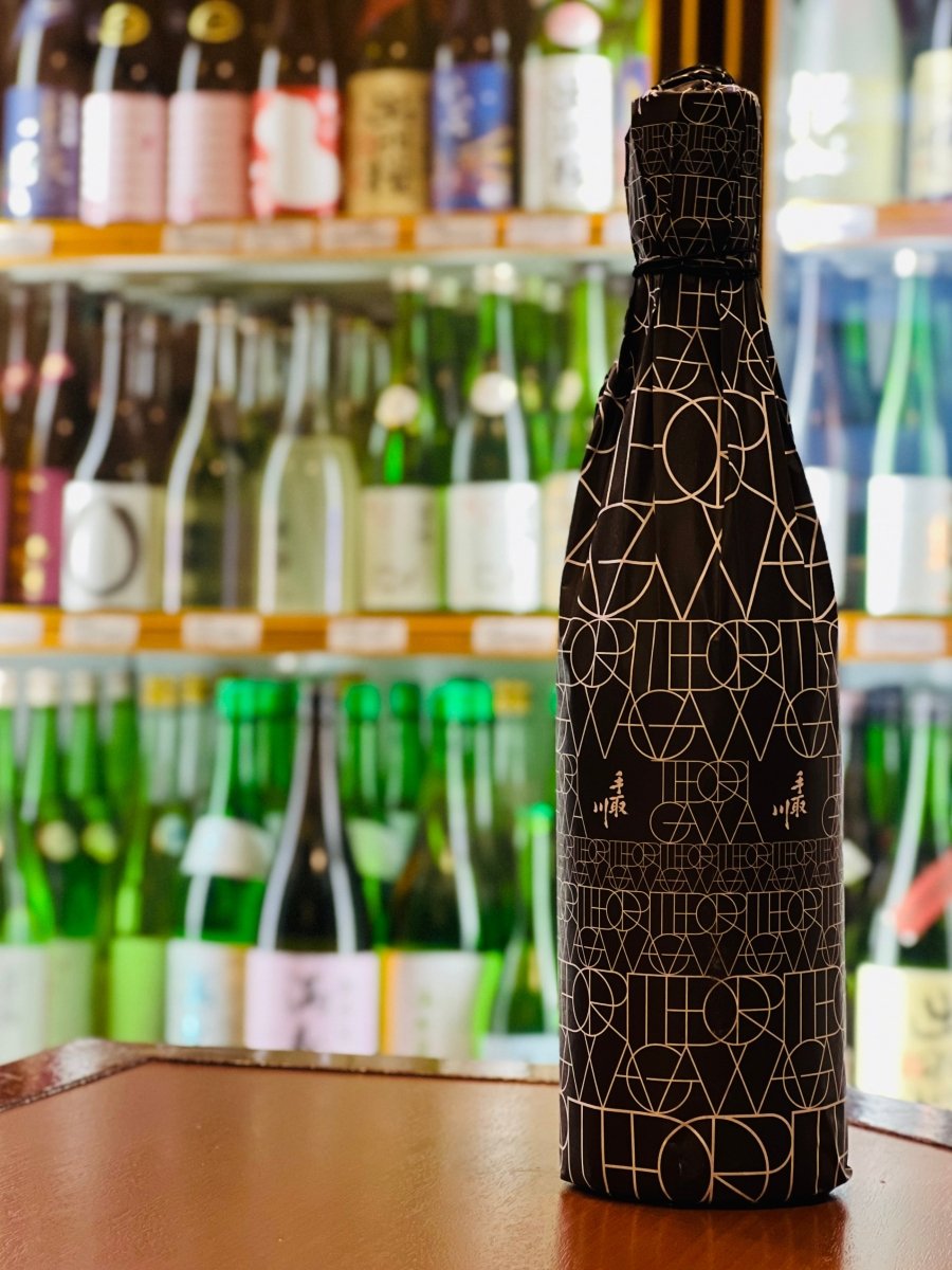 手取川 純米大吟醸 脈 Pinkの販売時ラッピング。黒地に幾何学模様の包装が施された、高級感のある仕上がり。