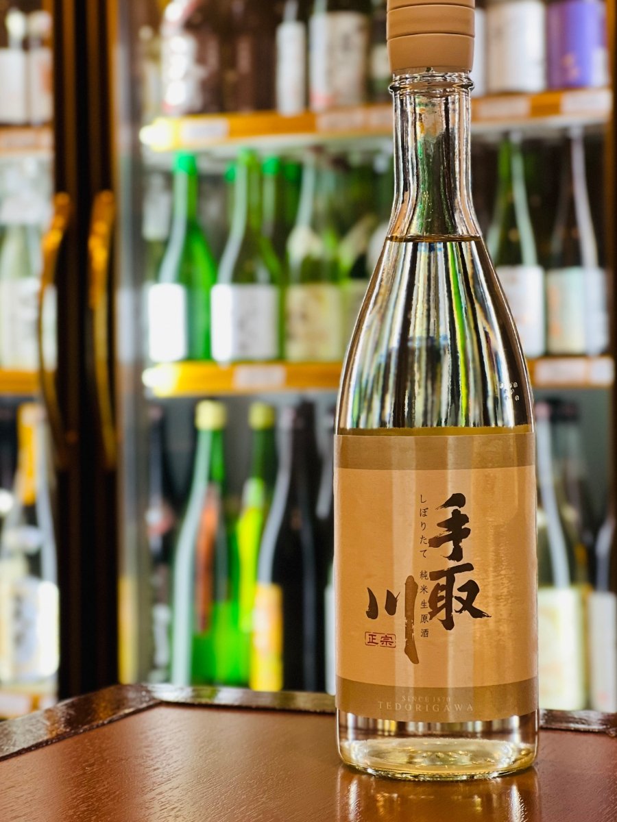 石川・吉田酒造店の新酒「手取川（てどりがわ）純米生原酒 しぼりたて」720ml。とれたての石川県産米「石川門」で醸した、もぎたての青林檎やレモンのような瑞々しい甘みと爽やかな酸味が特徴です。アルコール14度の軽快な飲み心地と、発酵由来のピチピチとしたガス感が心地よく、イサキのカルパッチョやカマンベールなど、洋風のアテとも楽しめる四合瓶サイズです。