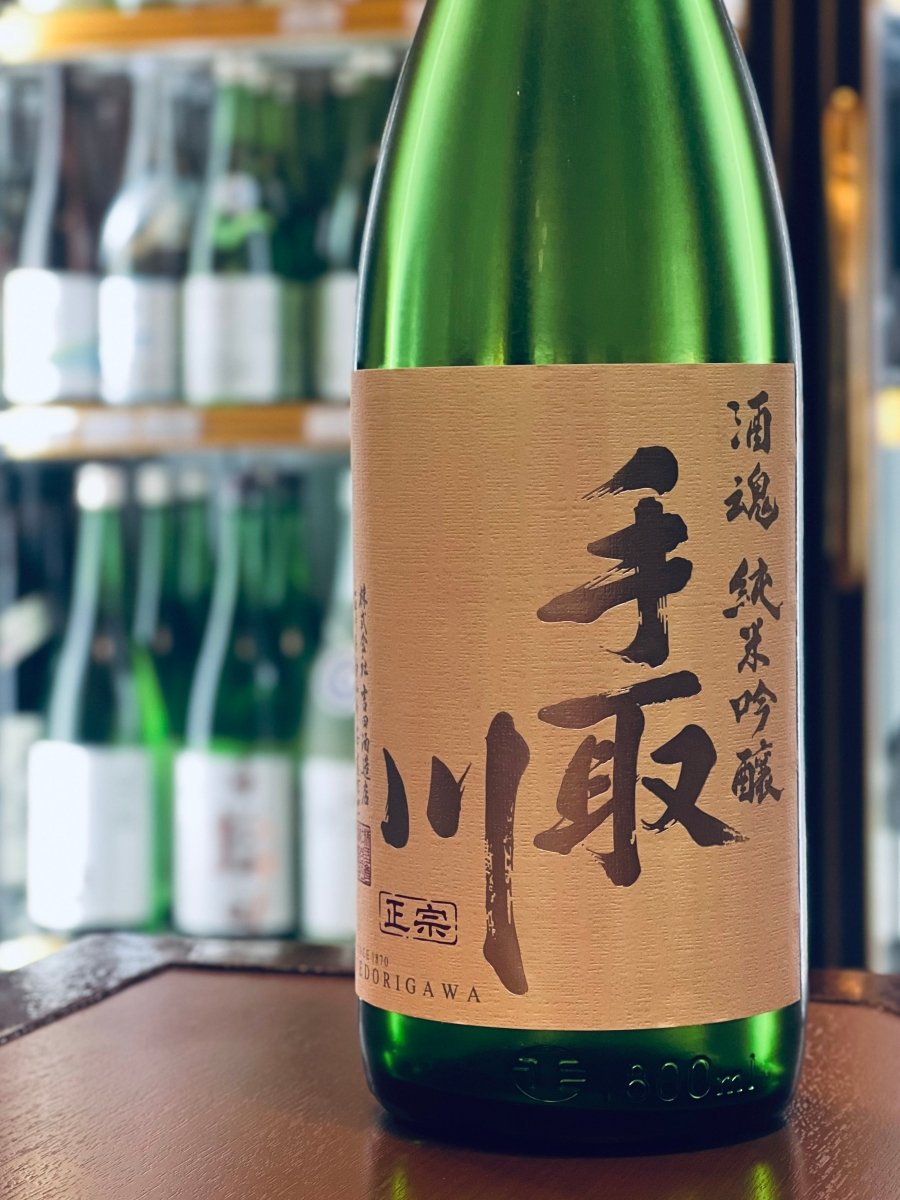 吉田酒造店の看板商品「手取川 酒魂 純米吟醸」一升瓶（1800ml）。豊かな自然環境と中硬水の仕込み水が育む、爽快で飽きのこない味わいです。この品質でこの価格という圧倒的なコスパを誇るロングセラー。冷やから常温まで幅広く楽しめ、日々の食卓に寄り添う大定番の日本酒です。