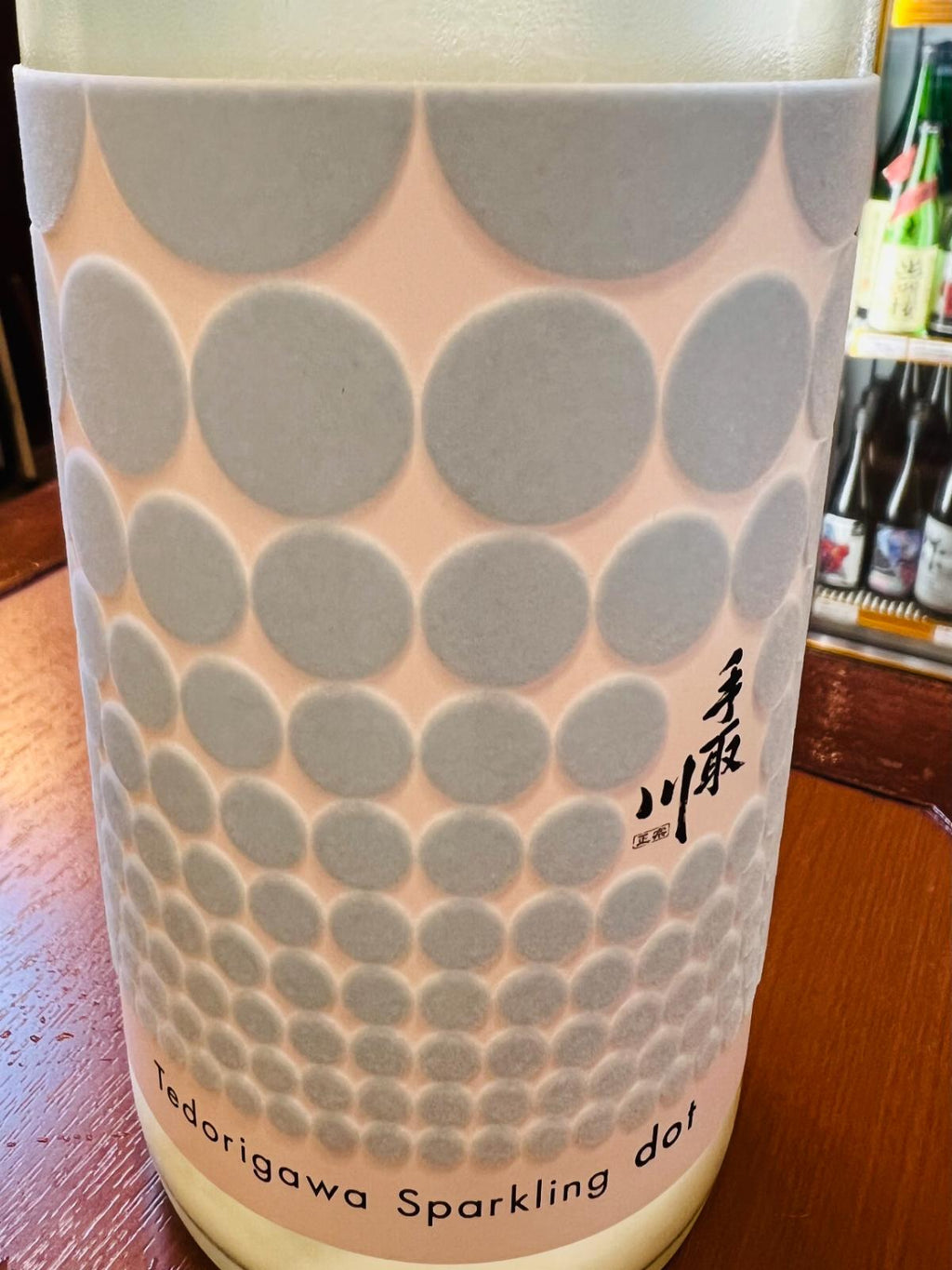 手取川 Sparkling dotのラベルアップ。気泡を表現した大小のドット柄と、手取川の銘柄名をあしらったライトブルーのもこもこラベル。石川県・吉田酒造店が手がける、山廃仕込み・瓶内二次発酵のスパークリング生酒。