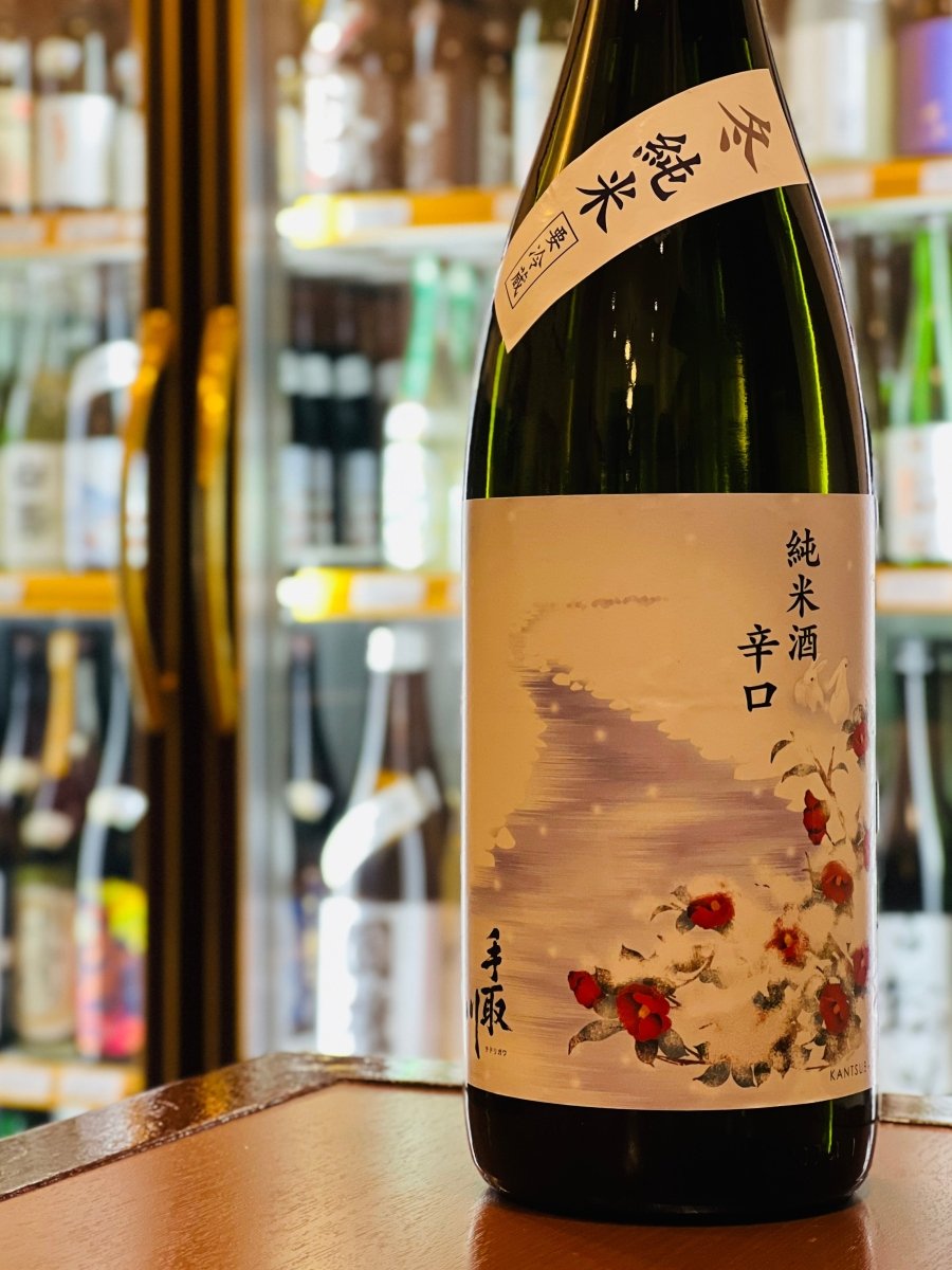 北陸の冬を象徴する寒椿が描かれた「手取川 冬純米 辛口生酒」1800ml。開栓時の元気な音とともに、さらふわな口当たりとしっかりしたお米の旨味が広がる、飲みやす過ぎる危険な一品です。ぶりのお刺身や照り焼き、おでんなど、冬の味覚とも相性抜群なオールラウンダー。鮮明なキレのある凛とした味わいを、お正月や冬の集まりの席で存分に堪能できる一升瓶。