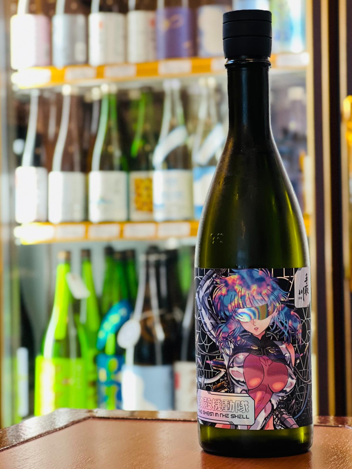 手取川 山廃純米大吟醸×攻殻機動隊 THE GHOST IN THE SHELL 720ml 空山基バージョンの正面商品写真。空山基デザインの限定ラベルを貼った四合瓶ボトル
