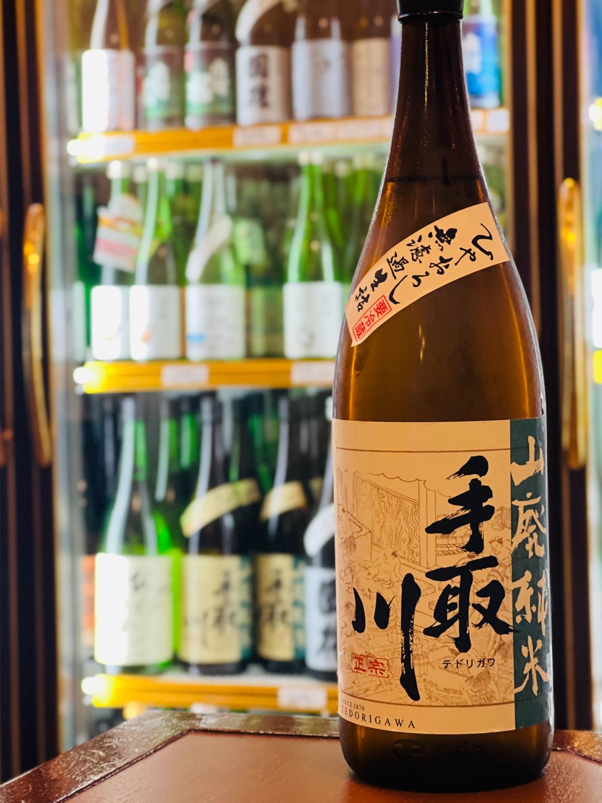 手取川 山廃純米 ひやおろし 1800ml。石川県・吉田酒造店の秋季限定酒で、自然界の乳酸菌を活かした山廃仕込みを採用。山田錦と五百万石を60％まで磨き、ひと夏を低温で熟成させた無濾過生詰。深みのある旨味と酸、すっきりした辛口のバランスを楽しめる。コスパに優れた一升瓶サイズ。