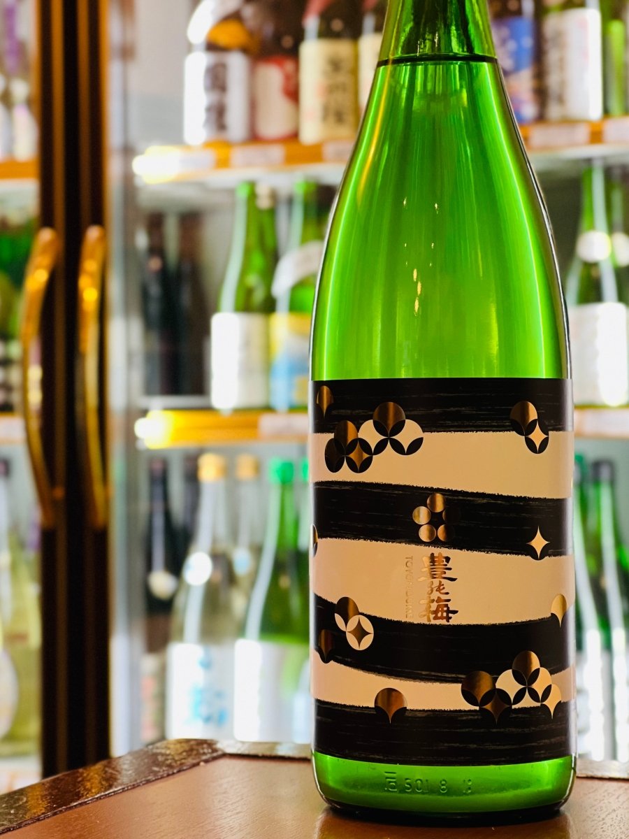 豊能梅 純米吟醸 おりがらみ生 1800ml。一升瓶の大容量で楽しめる、滑らかな口当たりと爽やかな微発泡感。みんなで囲む食卓や飲食店での提供にも映える果実香豊かな日本酒。