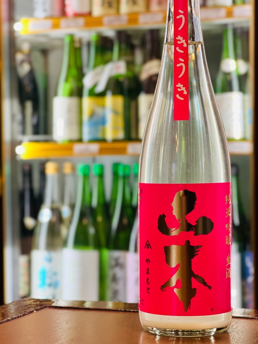山本 純米吟醸 生酒 うきうき うすにごり 720ml。ビビッドなピンクラベルと金文字が印象的な秋田・山本酒造店の春限定日本酒。軽快でやわらかな口当たりと爽やかな香りが楽しめる、食卓向けの万能食中酒。