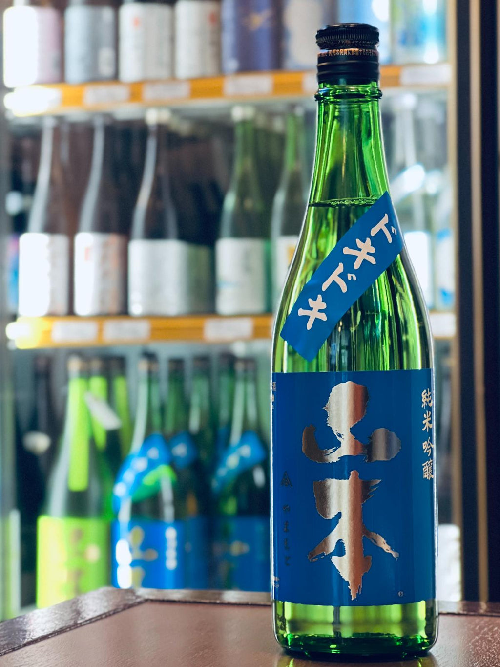 山本 純米吟醸 ドキドキ 720ml。秋田県・山本酒造店が手がける、リンゴ酸を多く生み出す特殊な酵母で仕込んだ夏季限定酒。爽やかでジューシーな酸味と、軽快ながら芯のある味わい。自宅で楽しみやすい四合瓶サイズ。