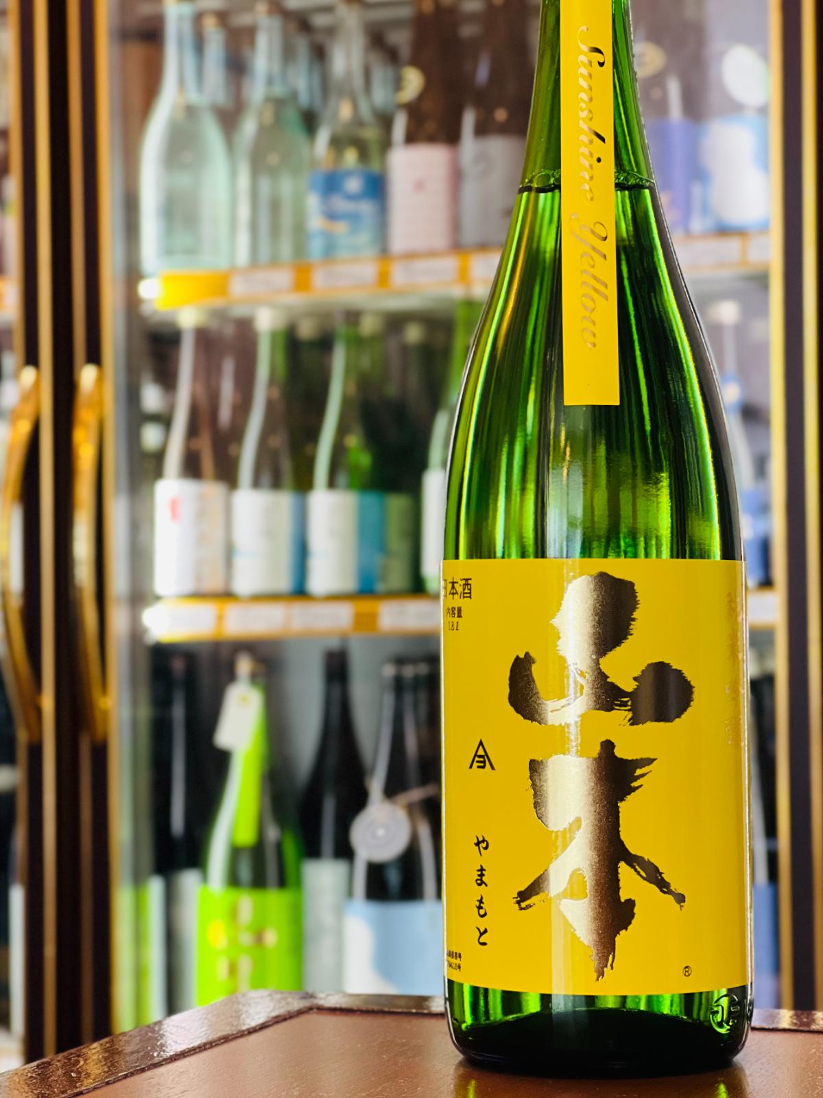 山本 純米吟醸 サンシャインイエロー 1800ml。秋田県・山本酒造店が百田を55％精米し、山廃仕込みで醸すアルコール15度の季節限定酒。キンキンに冷やして、心地良く爽快な酸味を楽しめる。コスパに優れた一升瓶サイズ。