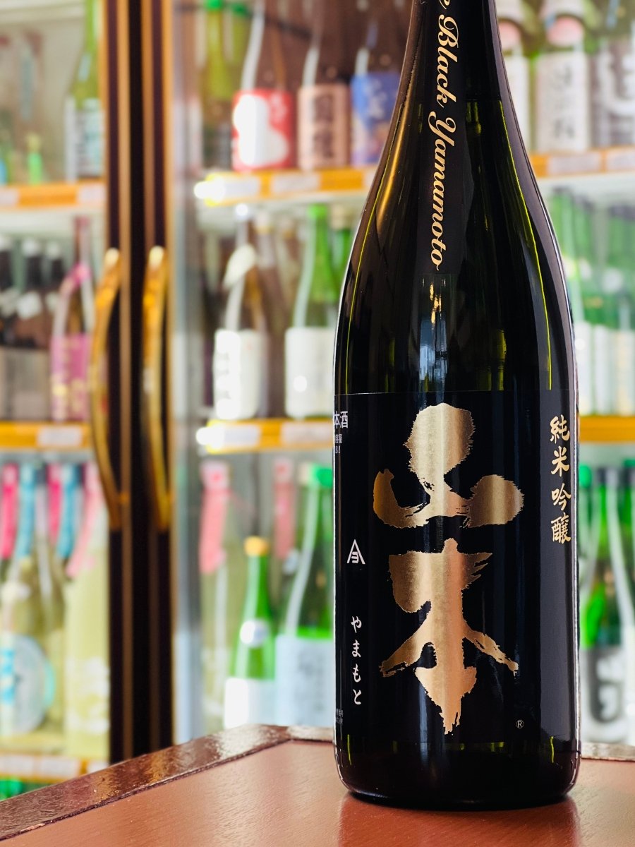 山本酒造店の屋台骨を支える主力銘柄「山本 ピュアブラック」の一升瓶。現蔵元が自ら立ち上げたセカンドブランドであり、今や全国にファンを持つ大人気商品です。さらさらと清冽な口当たりの中に、微かなガスのチリチリとした刺激とジューシーな旨味が調和。串カツや鯛のカルパッチョなど、幅広い料理の味をリセットする圧倒的なキレの良さを誇る、やめどき行方不明注意な最高級の日常酒です。