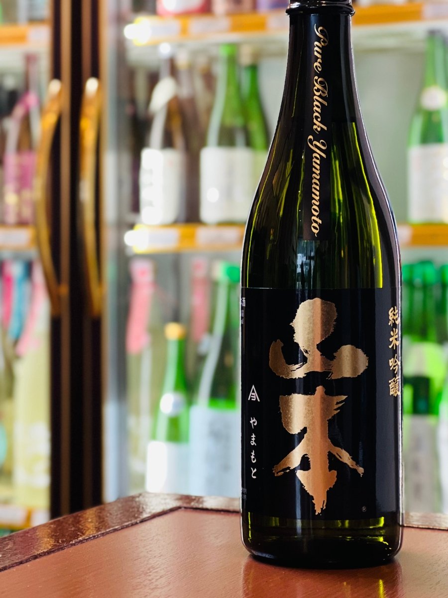秋田・山本酒造店の出世作「山本 純米吟醸 ピュアブラック」720ml。漆黒のラベルに力強い「山本」の金のロゴと、ボトルの首に「Pure Black Yamamoto」の英字が刻まれた、スタイリッシュなボトルです。グレープフルーツの果皮や和梨のような爽快な香りと、アルコール14度への進化による、清涼飲料水のように軽快でキレッキレな喉ごしが特徴。春巻きや牛タン塩など、ビールが進むようなおつまみと最高の相性を魅せる1本です。