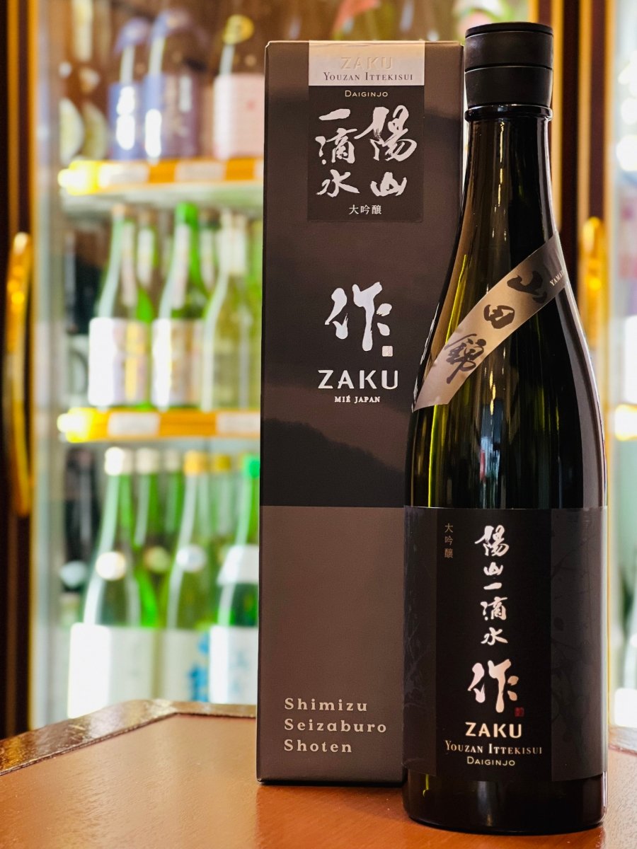 作 大吟醸 陽山一滴水のボトルと専用化粧箱の写真、黒を基調とした高級感ある外観