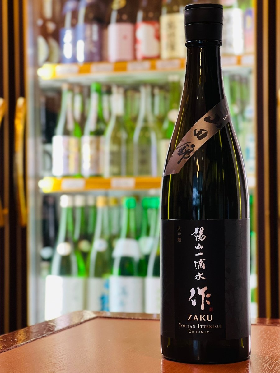 作 大吟醸 陽山一滴水の750ml。高級感ある味わいで自分用贅沢にもギフトにも最適。黒字のラベルに「陽山一滴水」の文字が映える高級感ある装い。